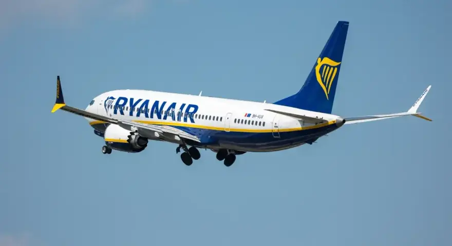 Samolot Ryanair z wysuniętym podwoziem, gotowy do lądowania. Zastanawiasz się, ile ml płynów można zabrać do samolotu?
