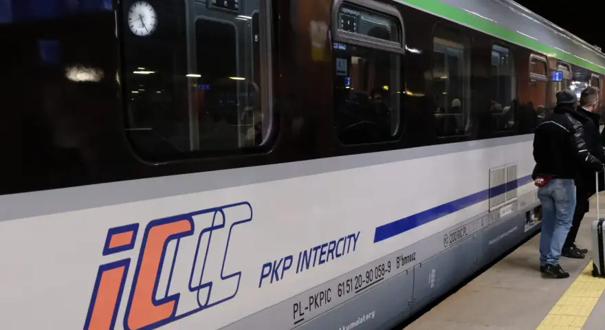 Pociąg PKP Intercity z Rzeszowa do Warszawy czeka na pasażerów.