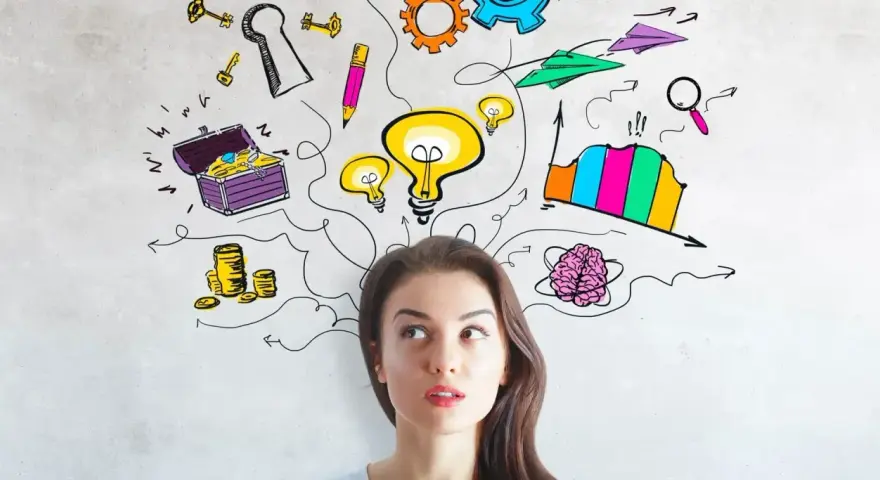 Mujer pensativa con ideas brillantes: bombillas, tesoro, llaves, lápiz, cerebro, gráficos y aviones de papel, todo son cosas para escribir.