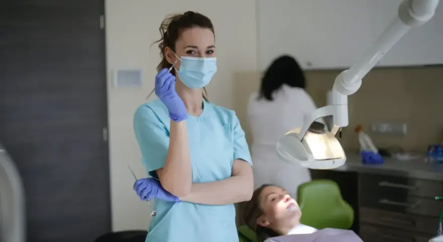 Afta a dentysta: Kiedy wizyta jest bezpieczna, a kiedy czekać?