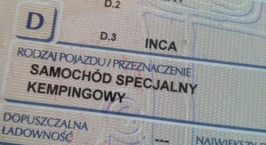 Dowód rejestracyjny z wpisem "SAMOCHÓD SPECJALNY KEMPINGOWY". To klucz do wiedzy, jak nie płacić akcyzy za kampera.