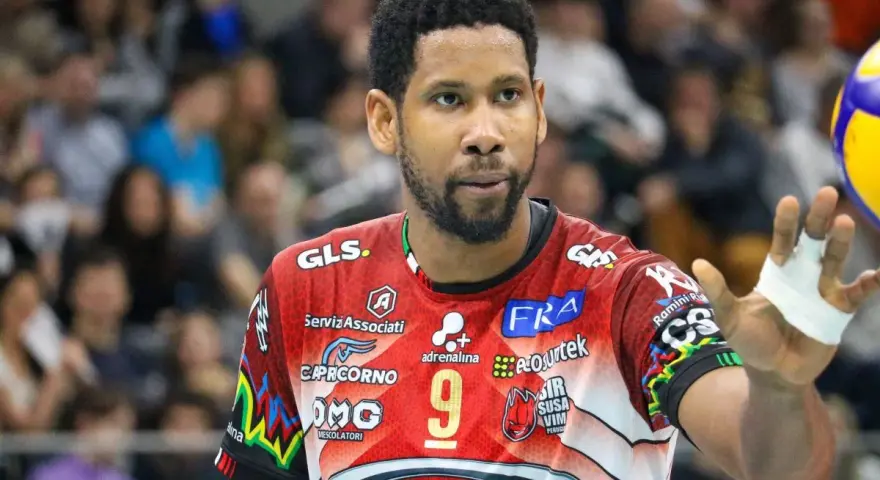 Siatkarz Wilfredo Leon w czerwonej koszulce z numerem 9. Jego zarobki budzą zainteresowanie fanów siatkówki.