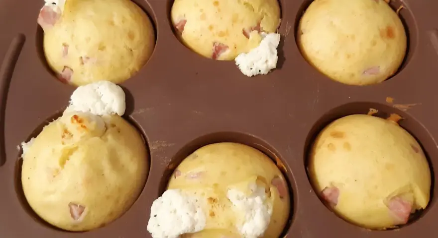 Six egg muffins with ham and cheese, fresh from the oven. A perfect recipe for egg muffins!