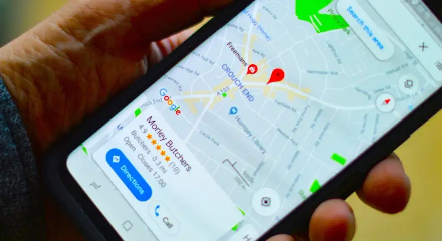 Na ekranie telefonu widoczna jest mapa Google z zaznaczonym czerwonym punktem i informacją o "Morley Butchers". To pinezka Google, która pomaga znaleźć lokal.