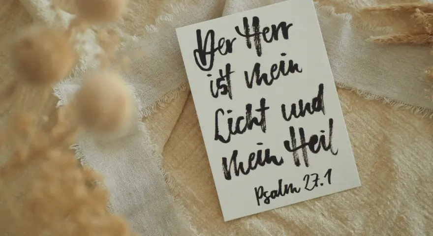 Eine Karte mit handgeschriebener Schrift: "Der Herr ist mein Licht und mein Heil. Psalm 27,1". Ein Zitat aus Psalm 96.