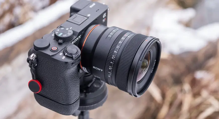 Aparat Sony z obiektywem 16mm f/1.8, idealny wybór, jaki obiektyw do krajobrazu.