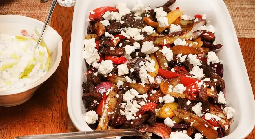 En härlig grekisk pyttipanna med potatis, paprika, lök och oliver, toppad med fetaost. Serveras med en krämig tzatziki.