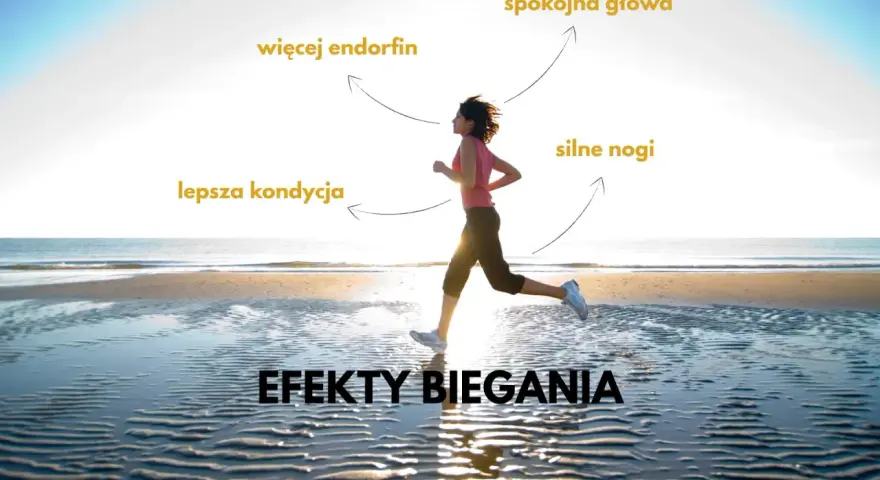 Kobieta biegnie po plaży, czerpiąc korzyści: więcej endorfin, spokojna głowa, silne nogi, lepsza kondycja. To efekty biegania.