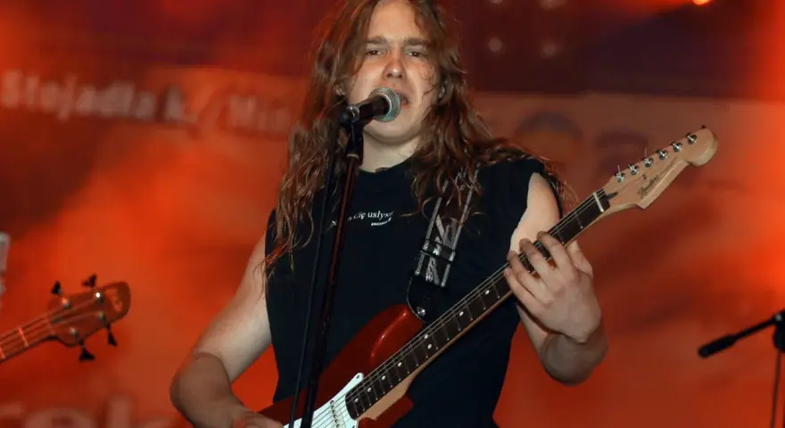 Krzysztof Zalewski, idol wielu fanów, gra na gitarze podczas koncertu.