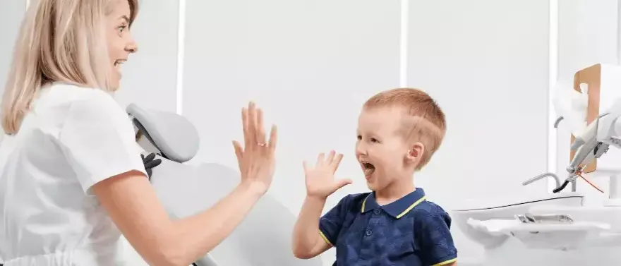 Pierwsza wizyta u dentysty z dzieckiem: Kiedy i jak bez stresu?
