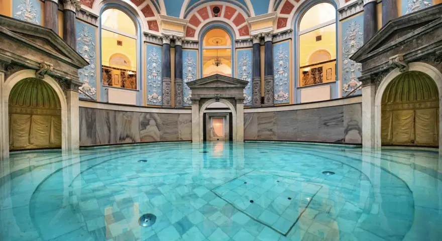 Woda w basenie w zabytkowym uzdrowisku, które jest jednym z najlepszych uzdrowisk w Polsce, odbija architekturę.