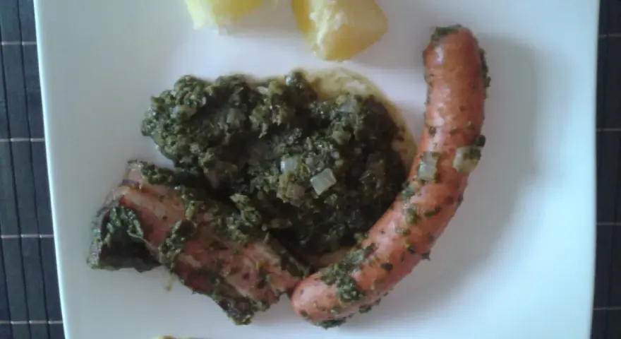 Herzhaftes Gericht mit Grünkohl, Kassler, Wurst und Kartoffeln. Ein klassisches wildkohl rezept für kalte Tage.