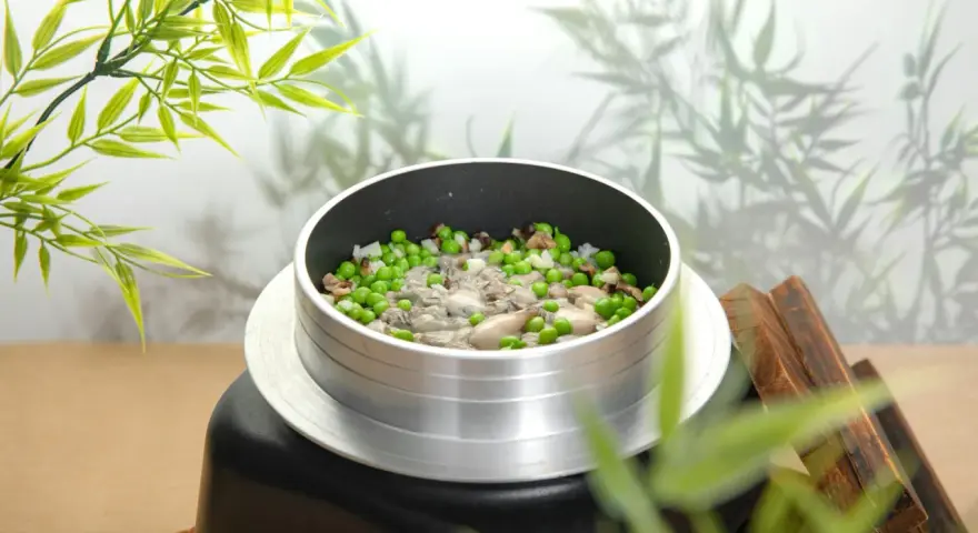 Un plat de riz aux huîtres et petits pois, prêt pour une délicieuse recette.