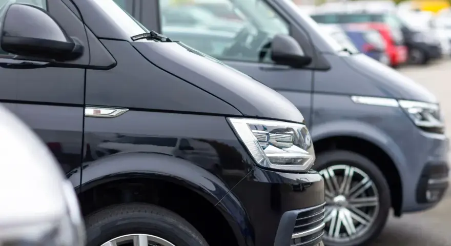 Furgonetas negras y grises aparcadas. Una oportunidad para la iva reducido compra coche segunda mano.