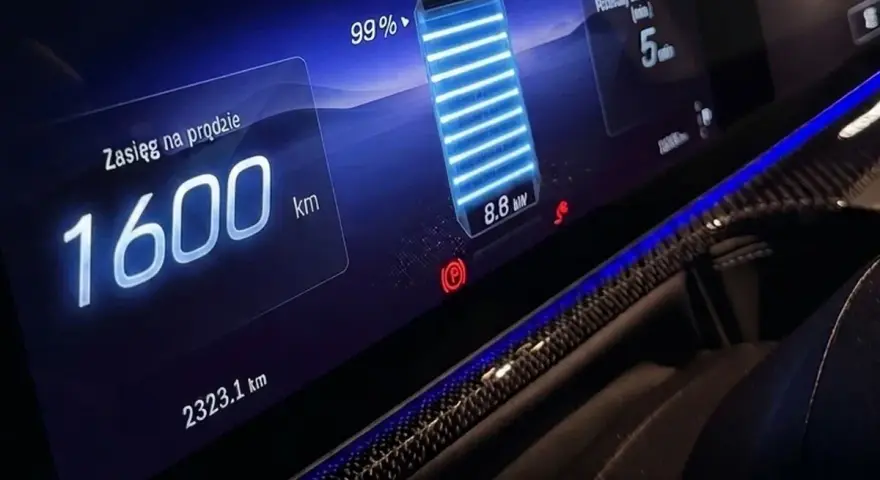 Wyświetlacz samochodu elektrycznego z zasięgiem 1600 km i naładowaną baterią 99%.