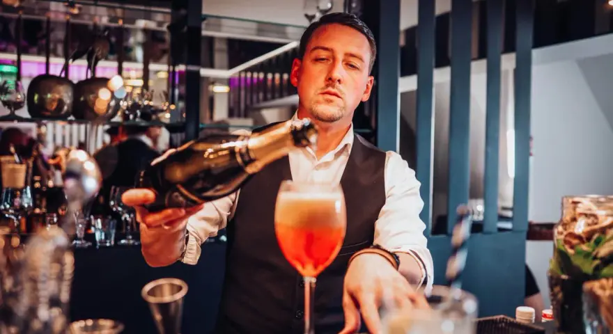 Ile kosztuje barman na wesele? Ceny i koszty obsługi 2024