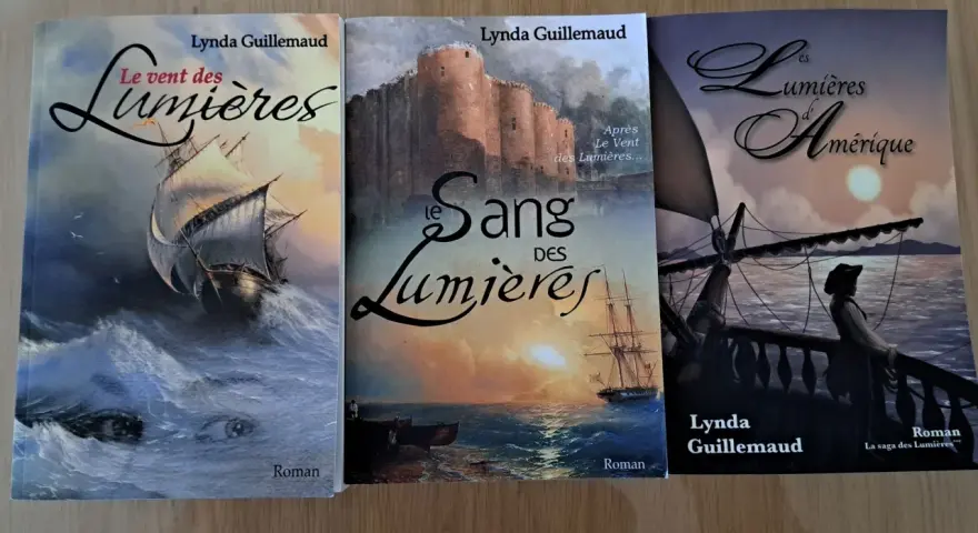 Trois couvertures de roman historique de Lynda Guillemaud : "Le vent des Lumières", "Le Sang des Lumières" et "Les Lumières d'Amérique".