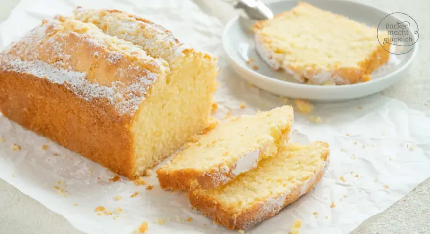 Ein goldbrauner Sandkuchen, bestäubt mit Puderzucker, wartet darauf, nach diesem einfachen Sandkuchen Rezept gebacken zu werden.