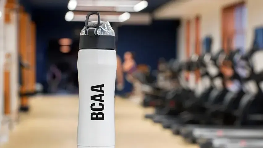 BCAA przed czy po treningu? Ekspert radzi, jak zoptymalizować!