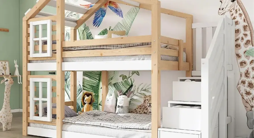 Lit superposé en bois avec un design de maison, décoré de motifs jungle et d'un perroquet. La hauteur du lit superposé est optimisée pour une chambre d'enfant.