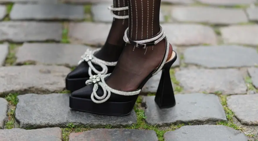 Eleganckie buty portugalskie damskie na platformie z ozdobnymi kokardkami z cyrkonii i nietypowym obcasem.