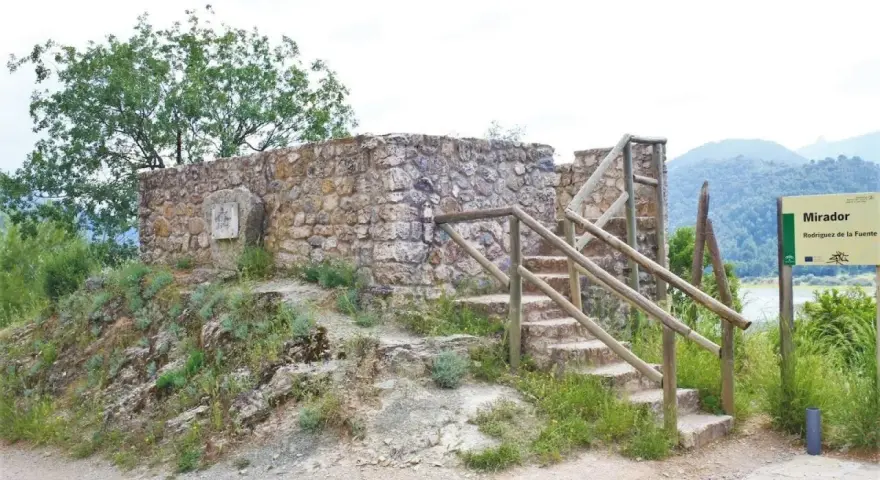 Mirador en la ruta Félix Rodríguez de la Fuente. Escaleras de piedra y madera suben a un muro de piedra.