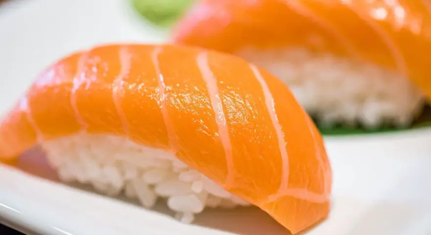 Nigiri co to? Dwa kawałki sushi z łososiem na ryżu, z bliska.