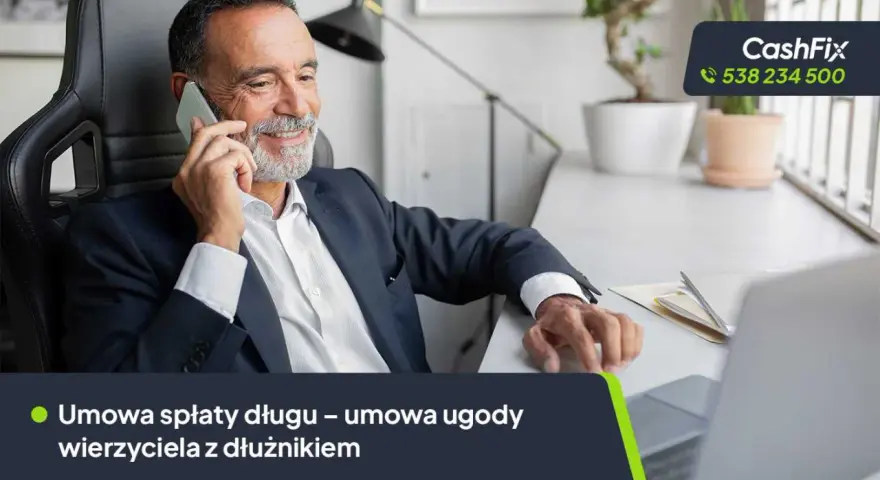 Uśmiechnięty mężczyzna rozmawia przez telefon, omawiając umowę spłaty długu. Logo CashFix i numer telefonu.