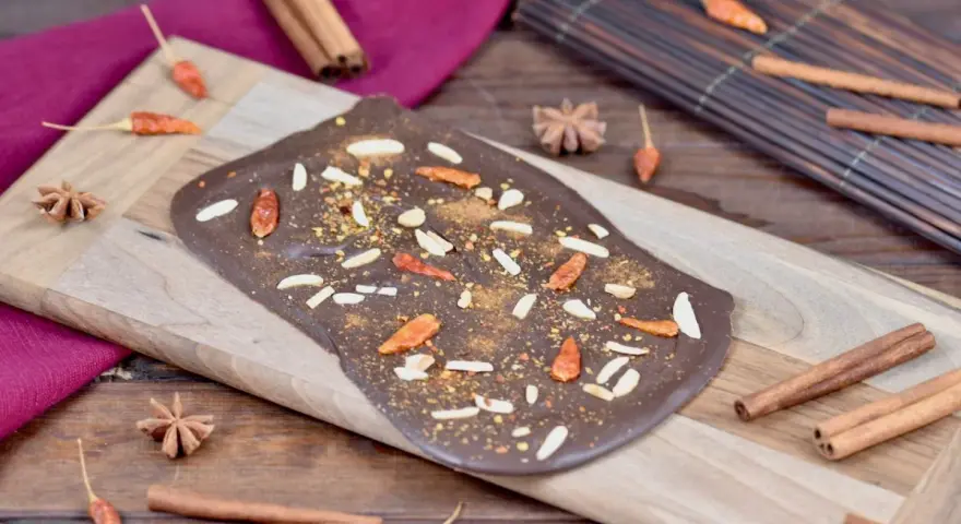 Selbstgemachte Schokolade mit Chili, Mandeln und Zimt. Ein Genuss für alle, die Schokolade selber machen und das Besondere lieben.