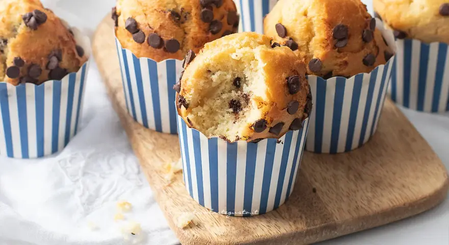 Muffin in friggitrice ad aria con gocce di cioccolato, uno è stato morso rivelando un interno soffice.