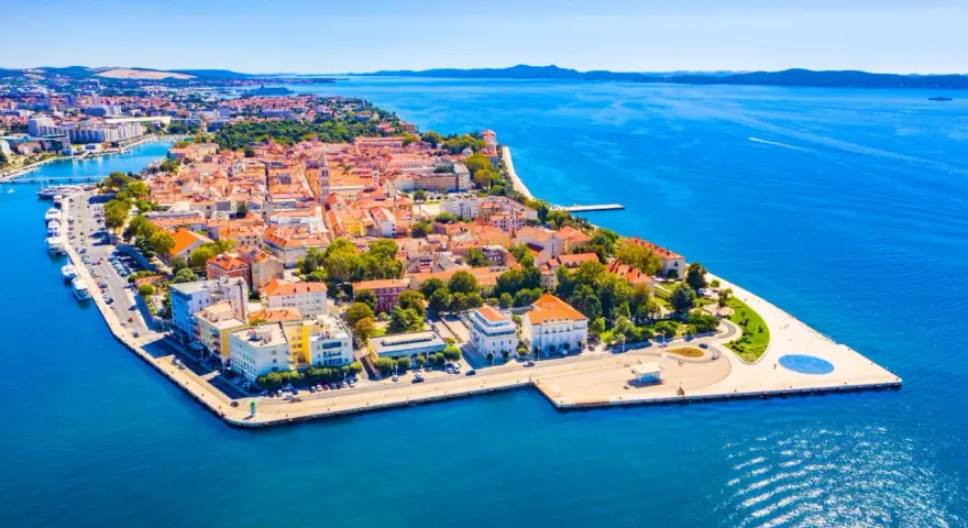 Zadar, perła Adriatyku, zachwyca widokiem na starówkę i błękitne morze. Czy warto tu przyjechać? Zdecydowanie tak!
