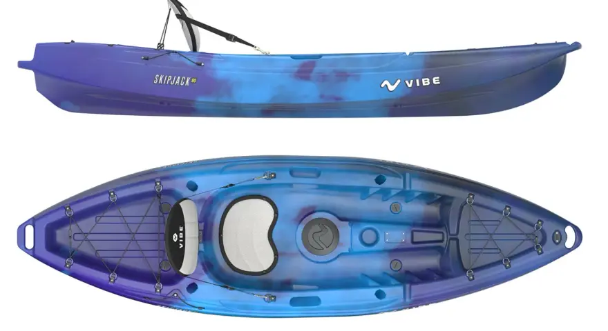 Zwei Ansichten eines blauen und violetten Vibe Skipjack 90 Kajaks, bereit für einen Sit-on-Top-Kajak-Test.