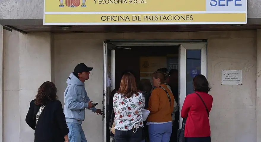 Personas esperan en la oficina de prestaciones del SEPE, donde se tramita lo que se considera renta para el SEPE.