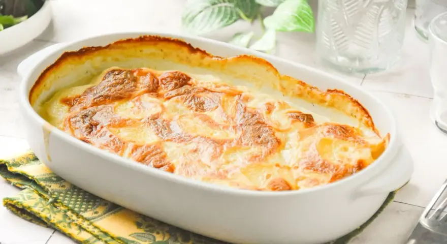Graten de patatas cremoso y dorado, recién salido del horno, listo para ser disfrutado.