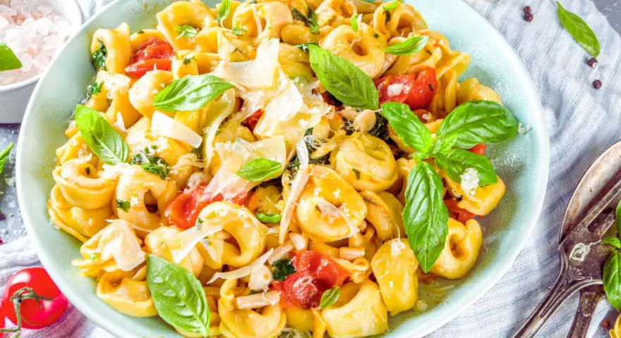 Pomysły na tortellini z szynką parmeńską – z czym najlepiej podać?