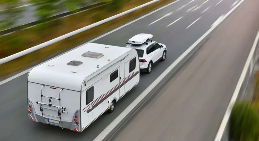 e-TOLL bus z przyczepą: Kiedy płacić? Oblicz DMC i uniknij kary!