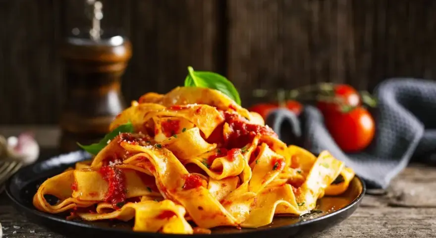 Pappardelle z sosem pomidorowym i bazylią. Inspiracja na 50 pomysłów na obiad.