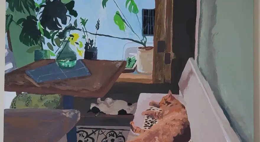 En tunn målning visar en orange katt som sover på en soffa, med växter och ett bord i bakgrunden.