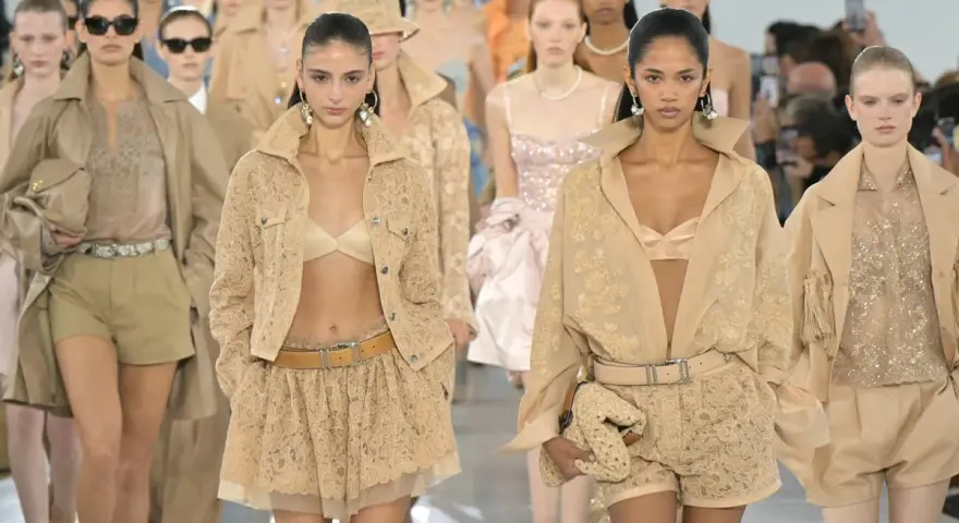 Sfilata di moda a Milano, Milano Fashion Week 2024: modelle con outfit in pizzo color sabbia, giacche leggere e shorts.
