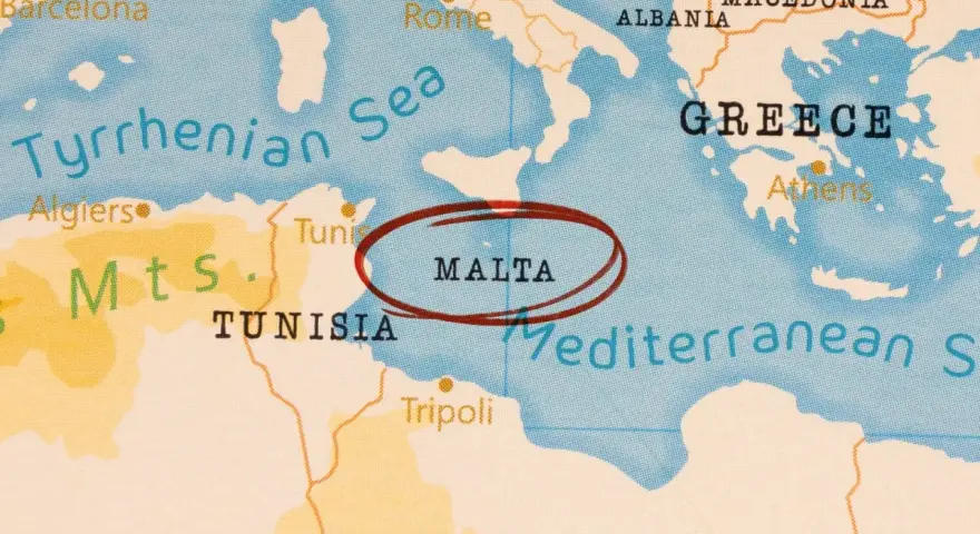 Mapa pokazuje, gdzie jest Malta, wyspa na Morzu Śródziemnym, między Tunezją a Grecją.