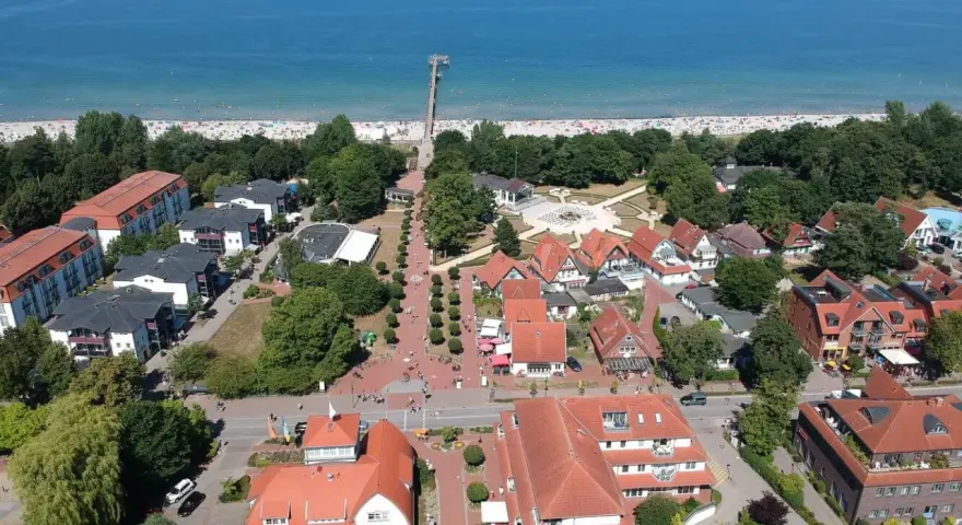 Luftaufnahme der Boltenhagen Innenstadt mit Blick auf den belebten Strand und die Ostsee.
