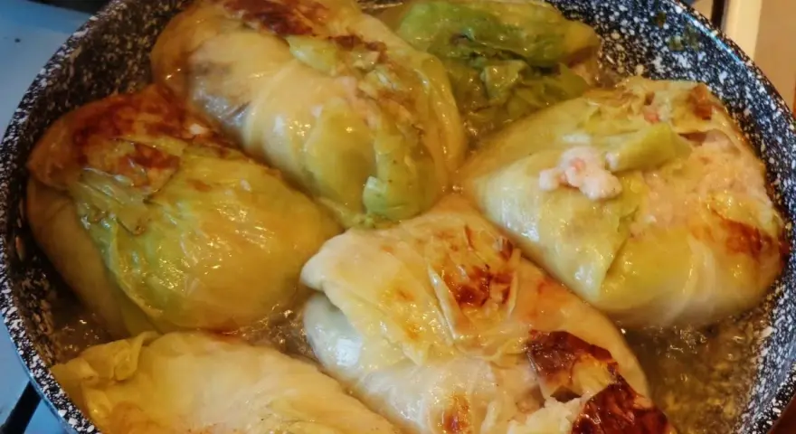 Gołąbki na 1kg mięsa w sosie, gotowe do podania. Aromatyczne i sycące danie.