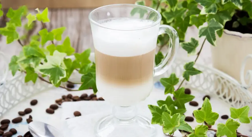 Warstwowy napój kawowy, idealny na poranek. Poznaj espresso macchiato przepis i stwórz własny!