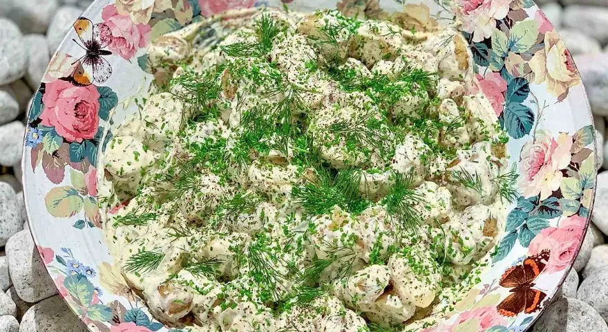 Krämig potatissallad med dill och gräslök, perfekt för sommarens alla tillfällen. Ett enkelt potatissallad recept som alla älskar.