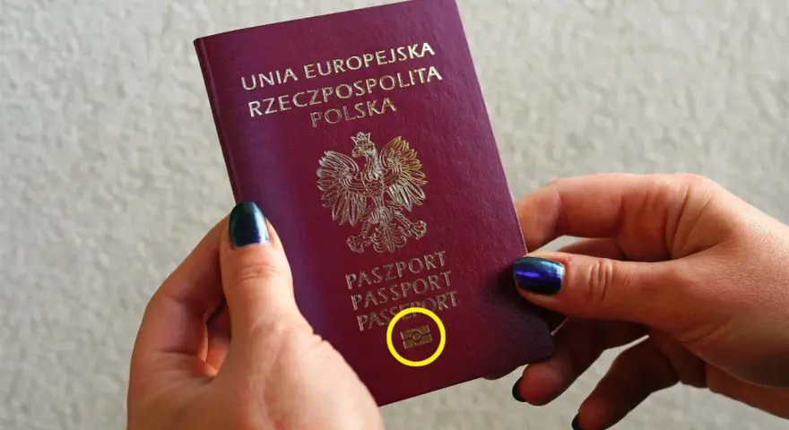 Jak odróżnić paszport biometryczny od zwykłego? Spójrz na symbol aparatu fotograficznego na okładce.