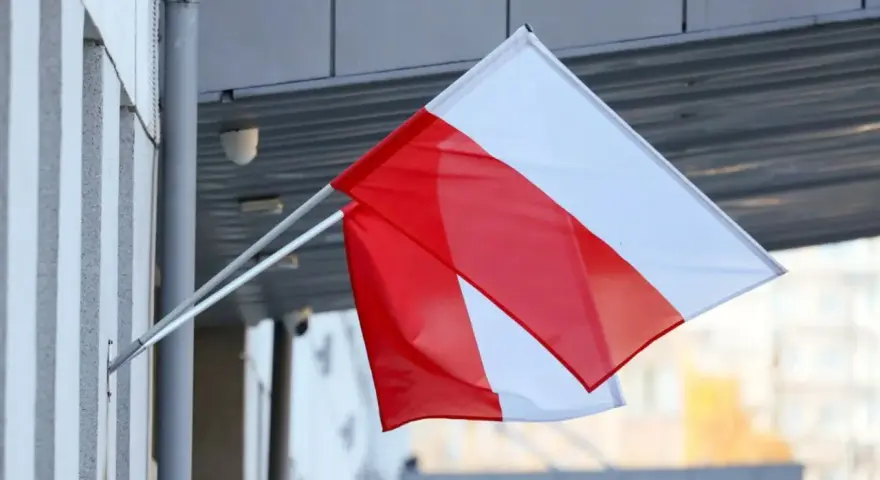 Flaga Polski powiewa na maszcie. Pamiętaj o ważnych datach, kiedy wywieszamy flagę.
