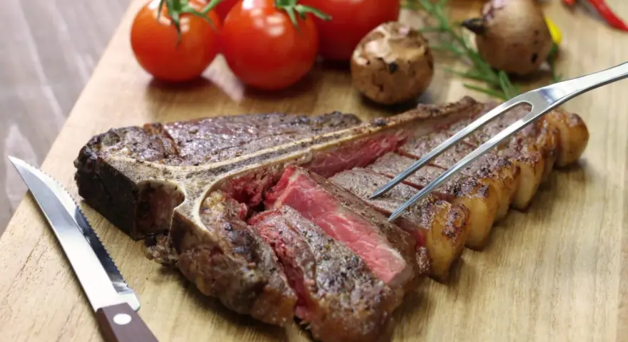La bistecca alla fiorentina perfetta, succulenta e cotta al punto giusto, è un must per chi cerca dove mangiare la fiorentina a Firenze.