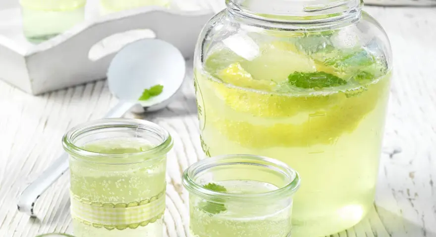 Erfrischendes Getränk mit Zitrone und Minze, perfekt für den Sommer. Waldmeister verwendung in Limonade ist eine köstliche Idee.