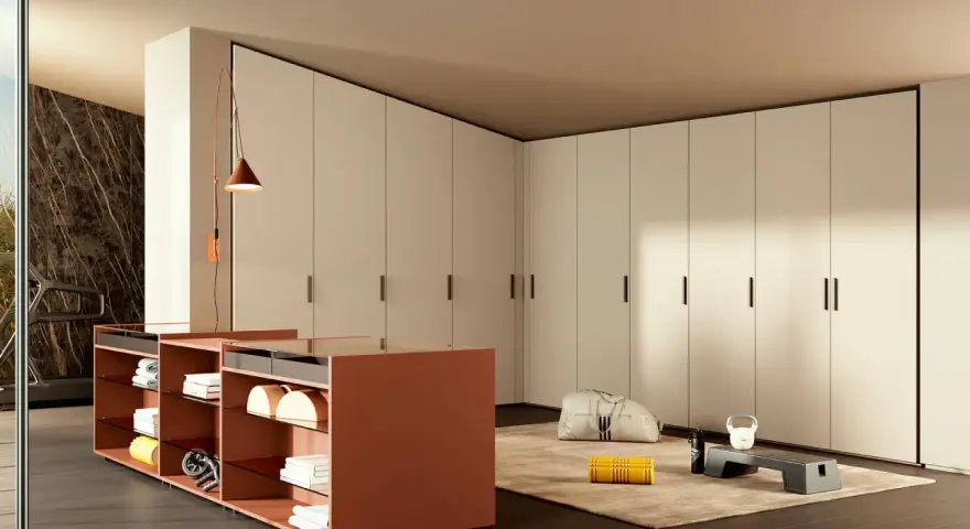 Cabina armadio angolare moderna con isola centrale e attrezzatura fitness. Organizzare con stile.