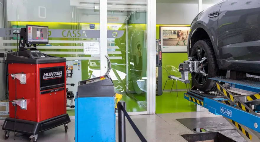 Officina con macchinari Hunter per la convergenza ruote. Quanto tempo ci vuole per fare la convergenza? Dipende dal modello dell'auto e dalla complessità.